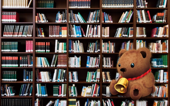 壁一面の本棚に本が並んでいる様子と、クマのイラスト